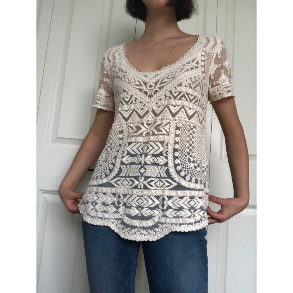 Off-white geometric pattern lace, scoop neck, short sleeve top